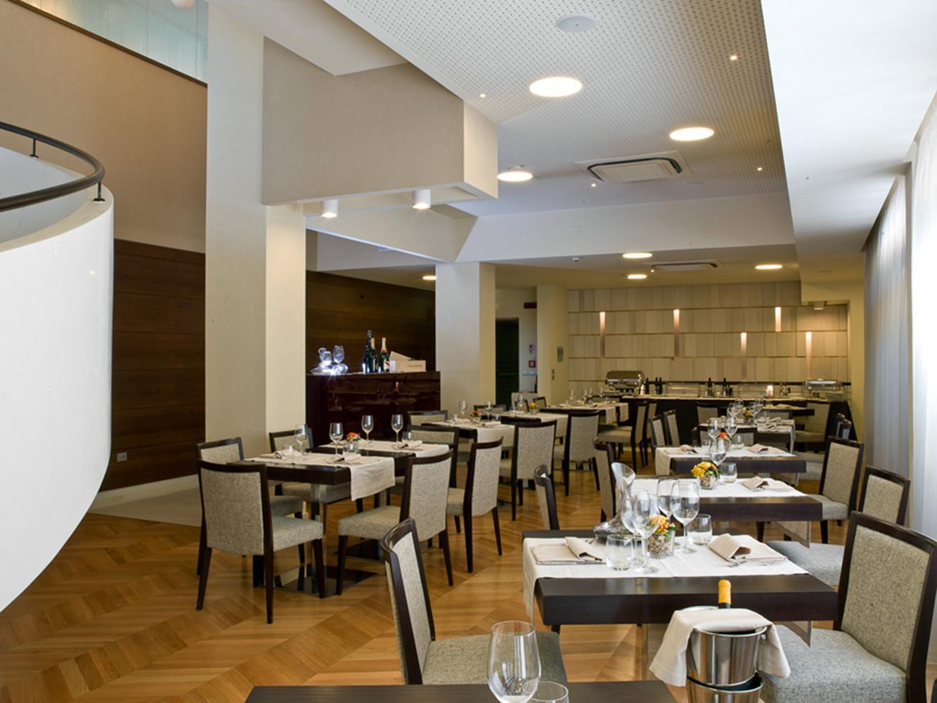 Breaking Business Hotel Mosciano SantʼAngelo Extérieur photo