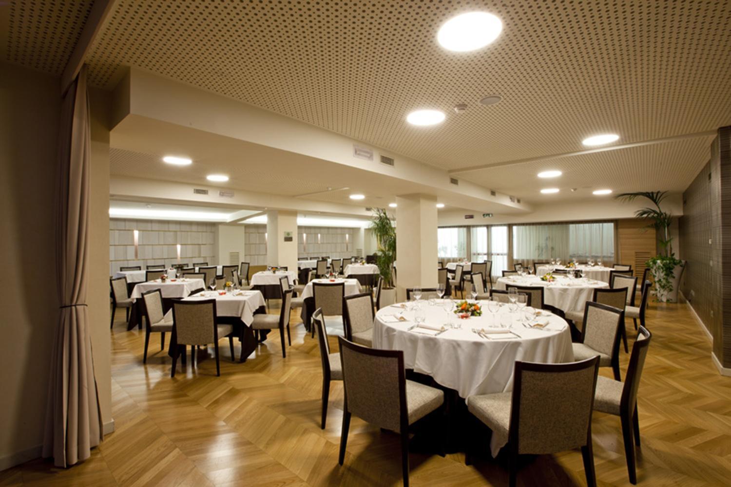 Breaking Business Hotel Mosciano SantʼAngelo Extérieur photo