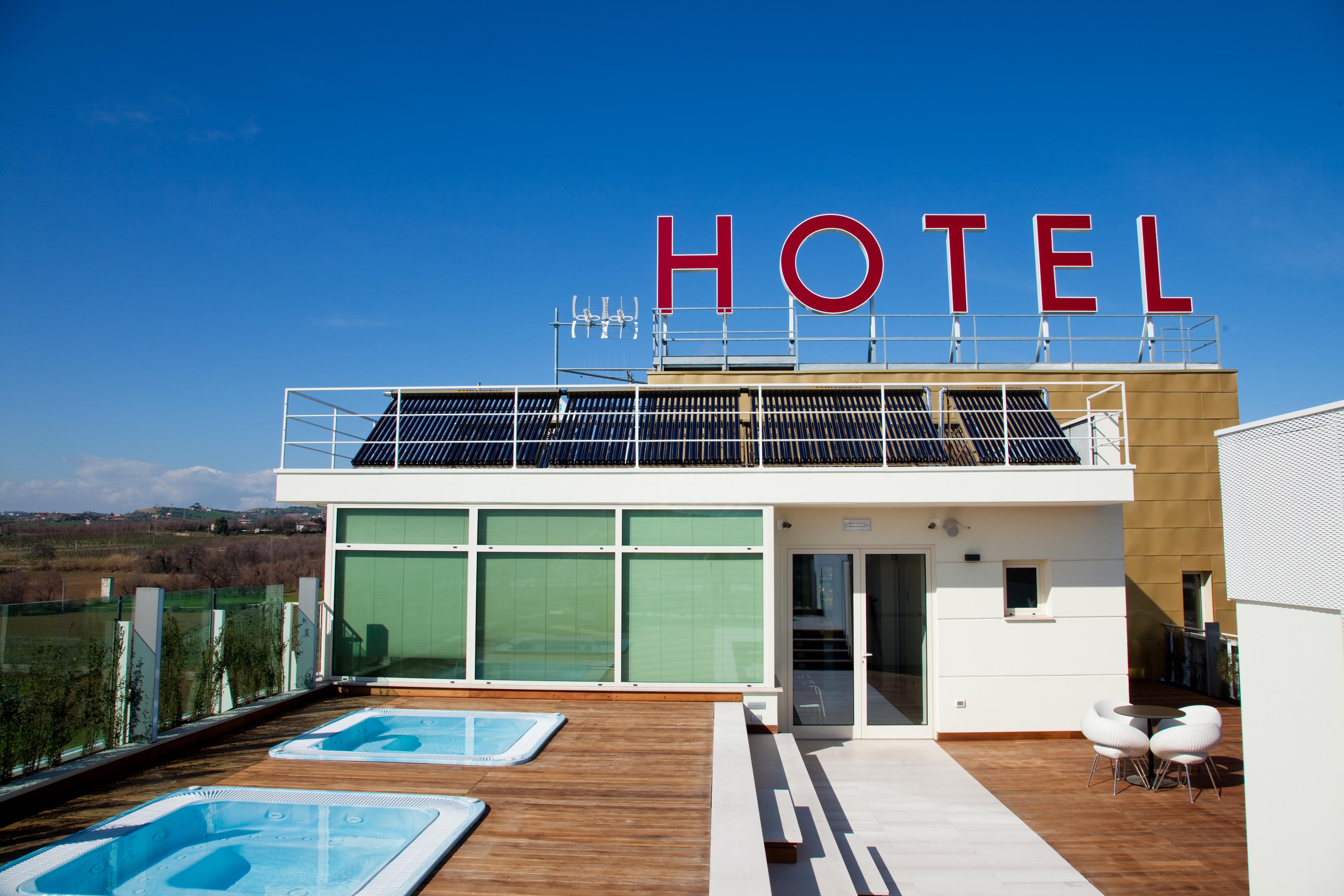Breaking Business Hotel Mosciano SantʼAngelo Extérieur photo