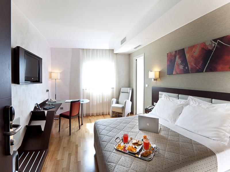 Breaking Business Hotel Mosciano SantʼAngelo Extérieur photo