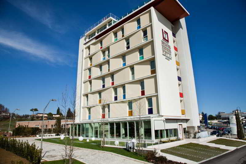 Breaking Business Hotel Mosciano SantʼAngelo Extérieur photo