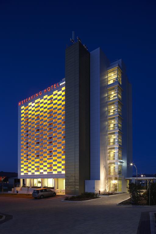 Breaking Business Hotel Mosciano SantʼAngelo Extérieur photo