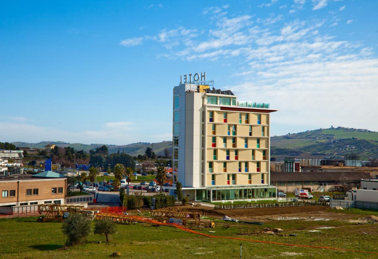 Breaking Business Hotel Mosciano SantʼAngelo Extérieur photo
